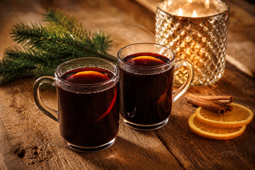 Zwei Gläser Glühwein mit Orangenscheiben